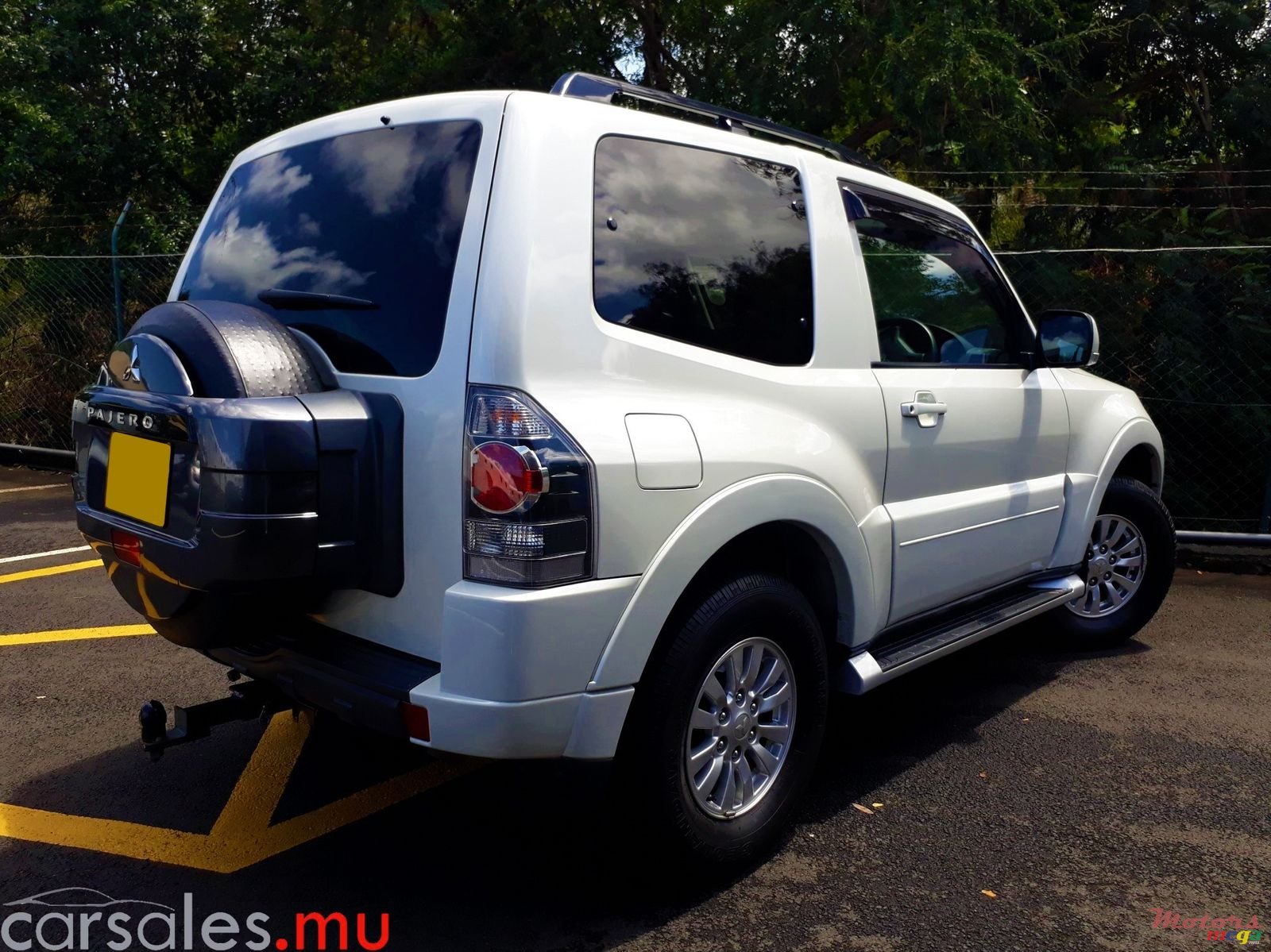 2015' Mitsubishi Pajero 3.0 V6 4WD photo #3