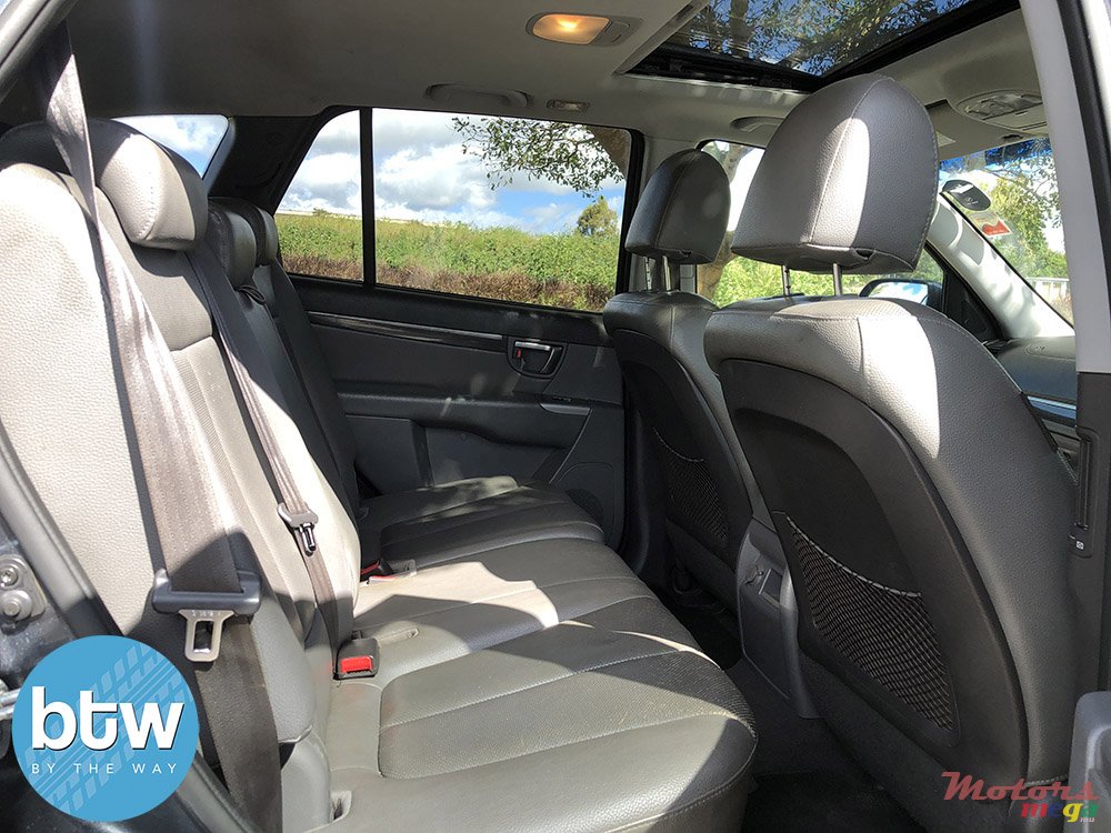 2012' Hyundai Santa Fe photo #5