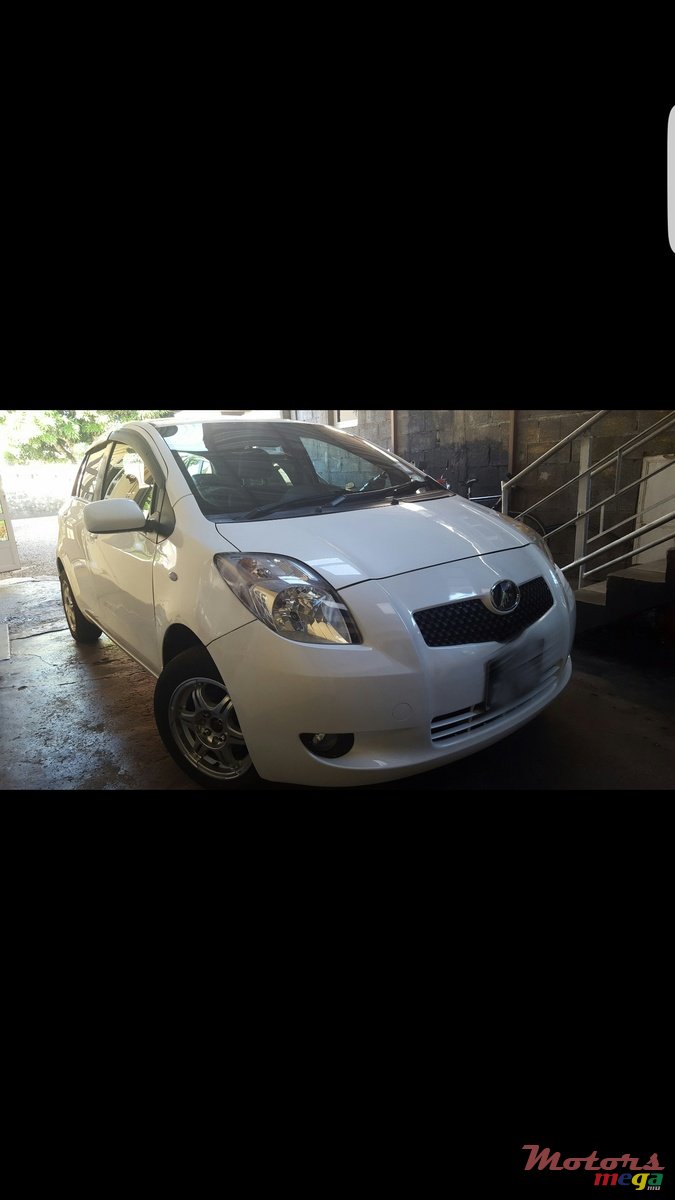 2007' Toyota Vitz photo #1