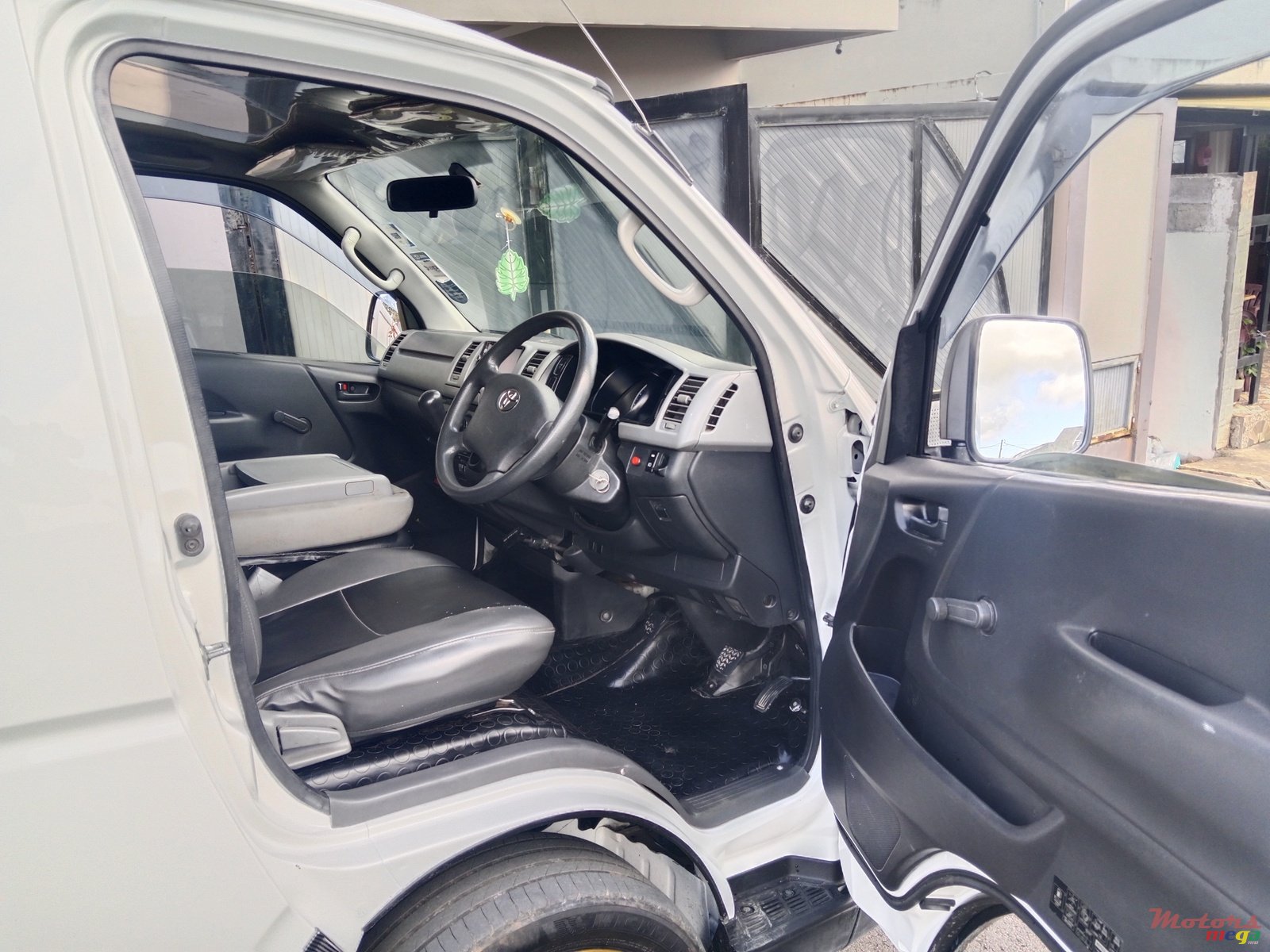 2010' Toyota Hiace photo #6