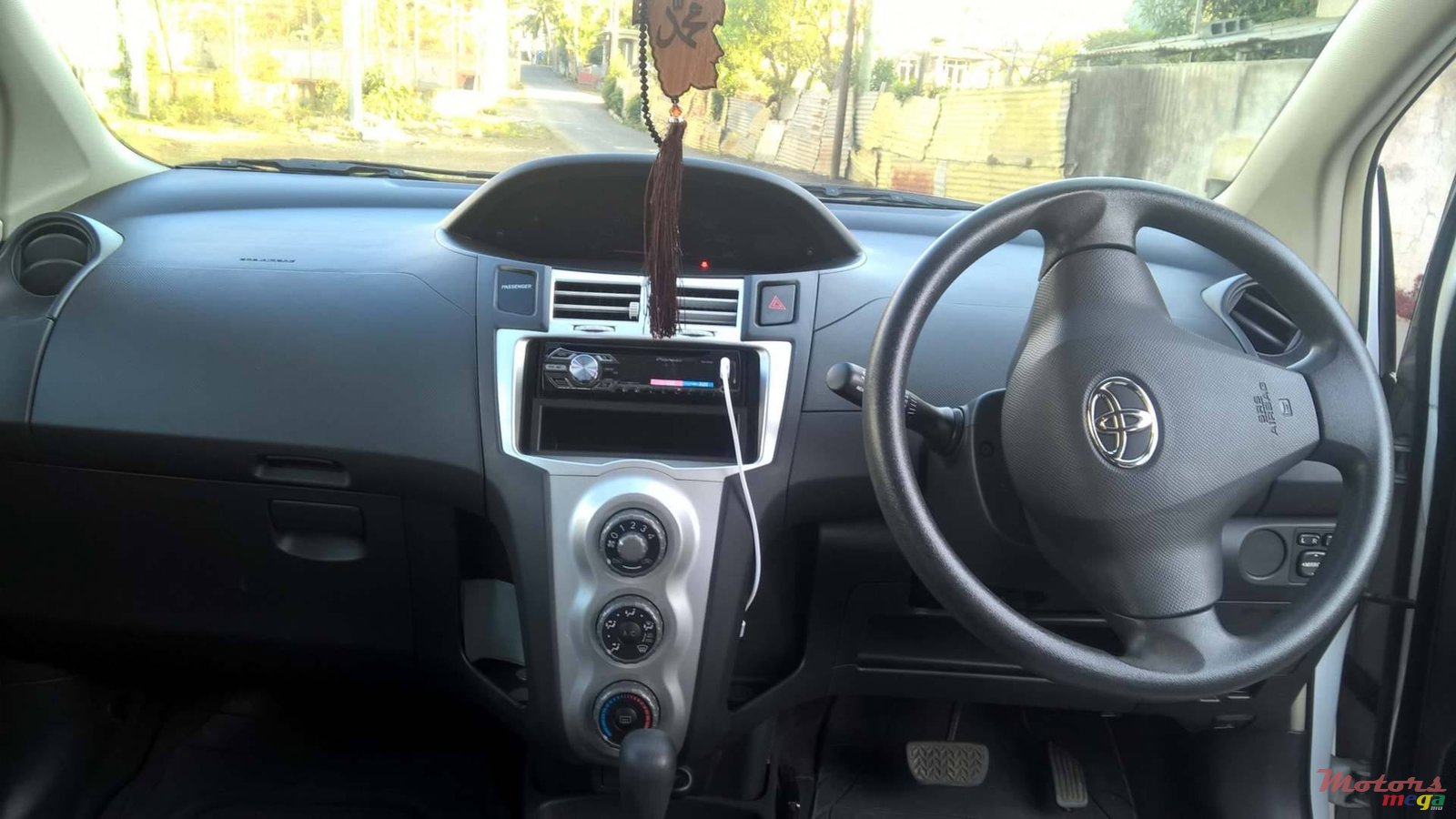 2007' Toyota Vitz photo #7