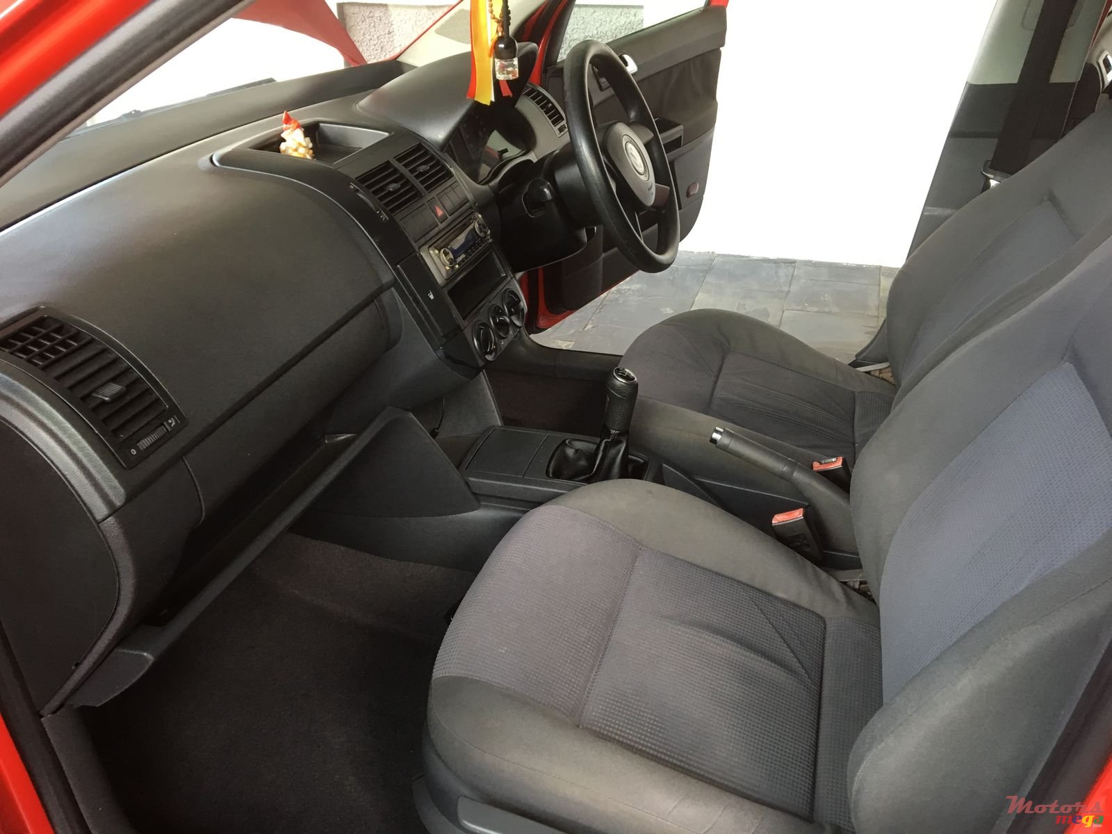 2002' Volkswagen Polo photo #4