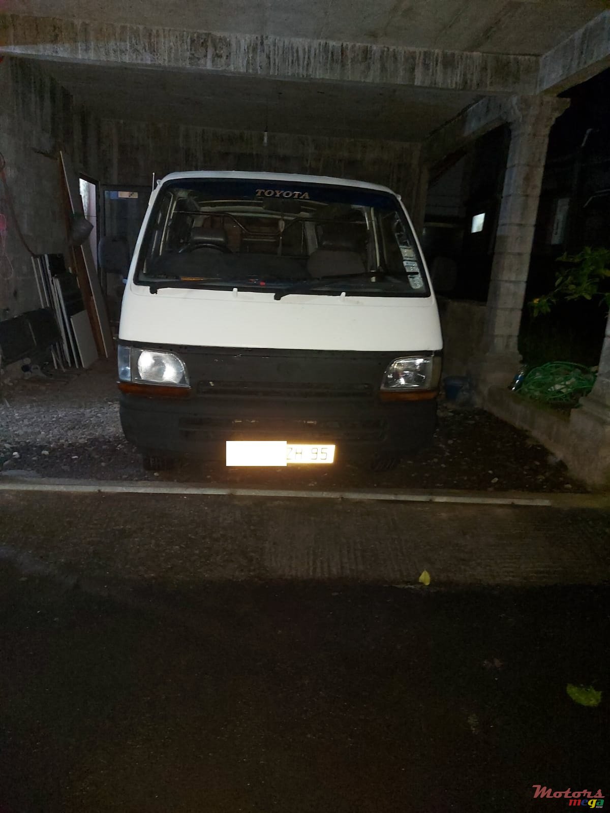 1995' Toyota HiAce photo #2