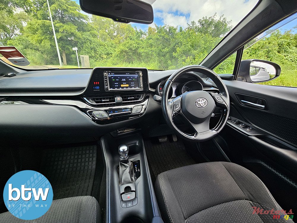 2019' Toyota CHR photo #7