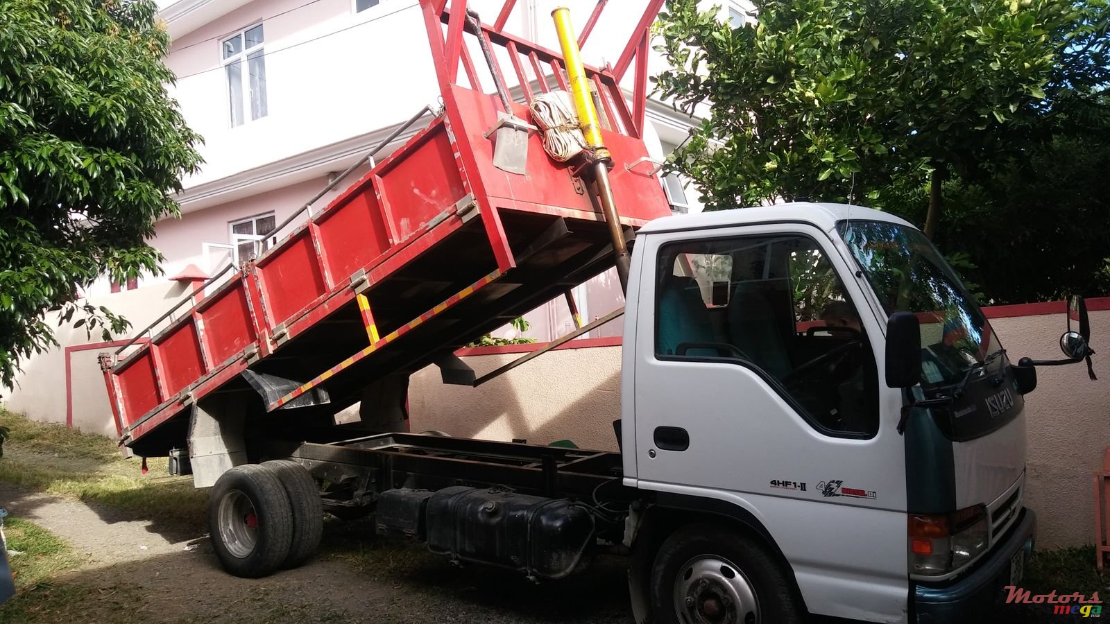 2002' Isuzu ELF truck photo #1