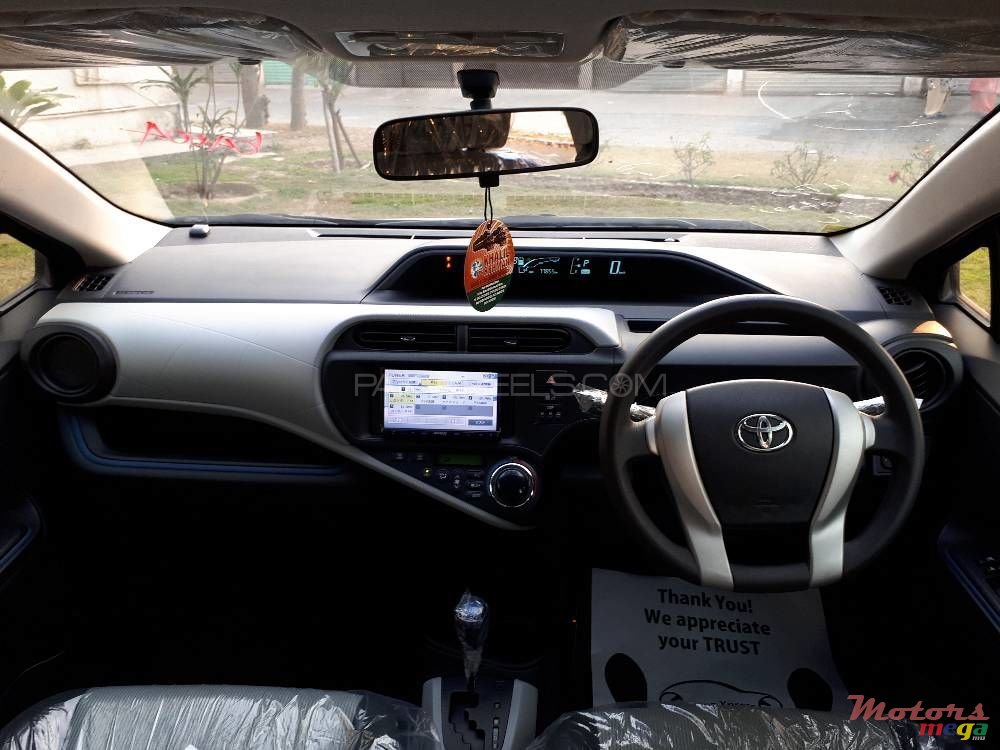 2014' Toyota Allex Aqua hybrid photo #3