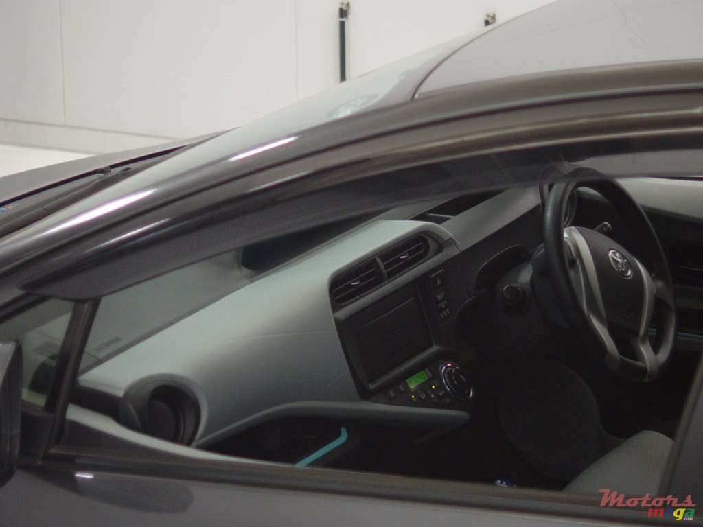 2013' Toyota Prius photo #3
