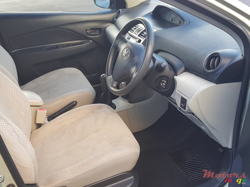2007' Toyota Yaris Sedan photo #7