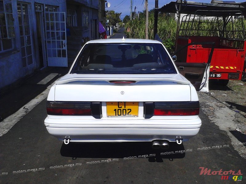 1989' Nissan Bluebird photo #1