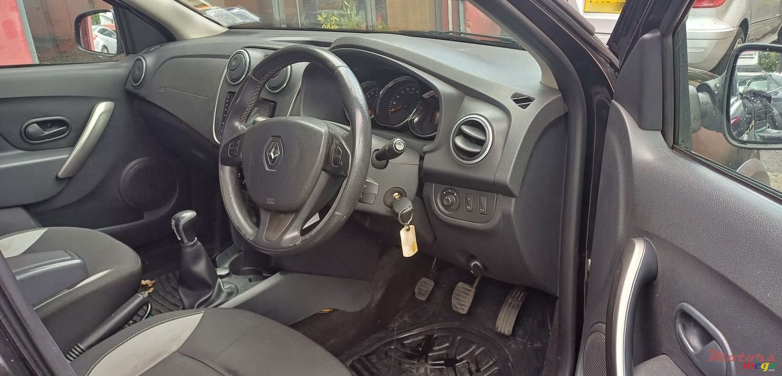 2014' Renault Sandero photo #5