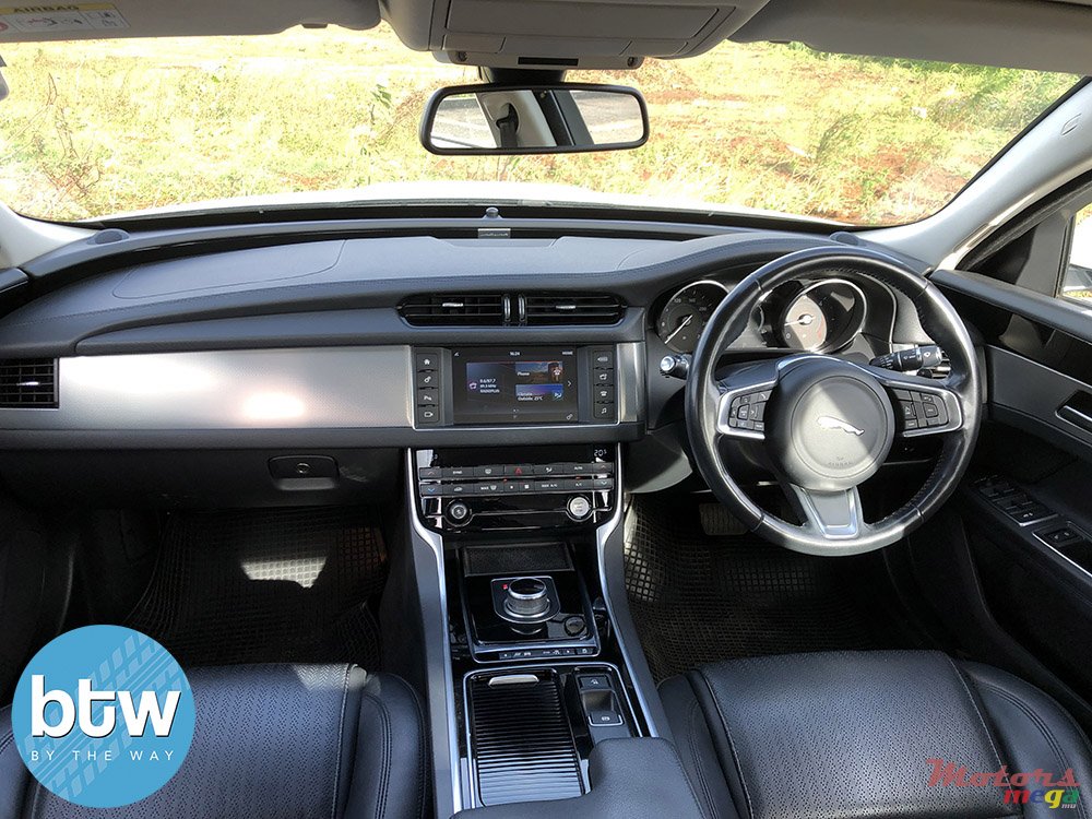 2019' Jaguar XF photo #4