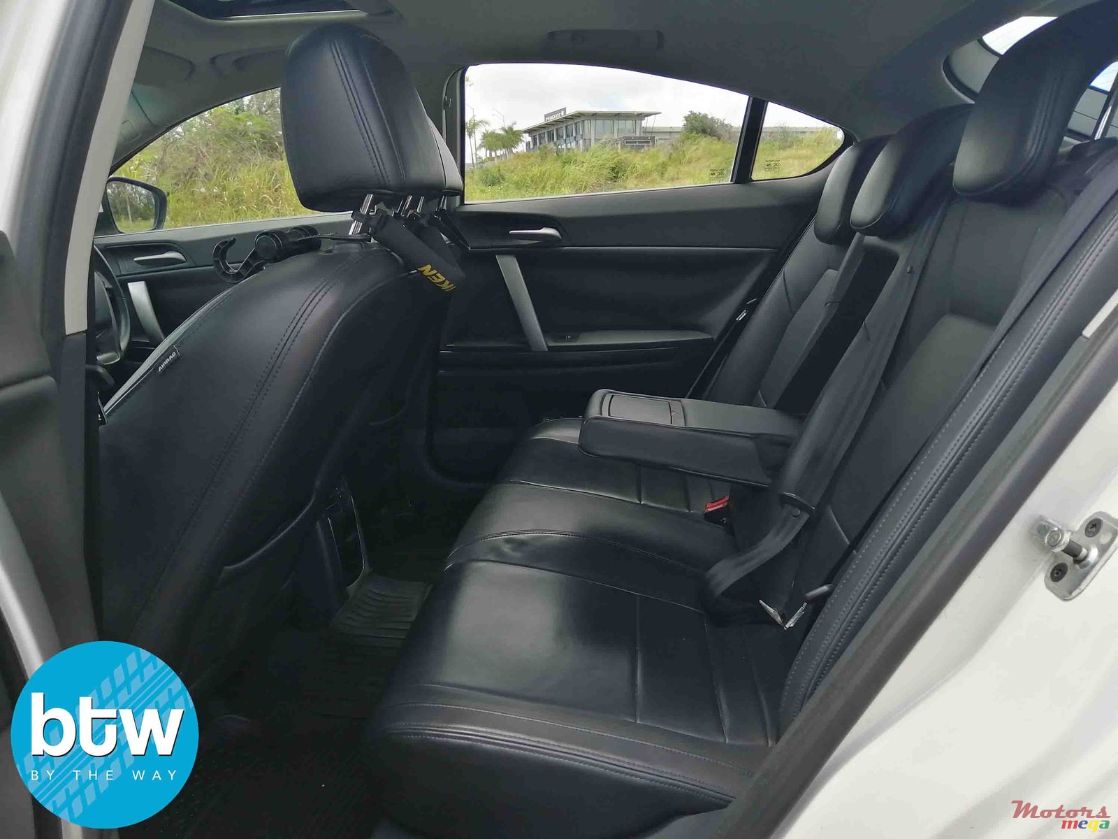 2016' MG RV8 6 photo #3