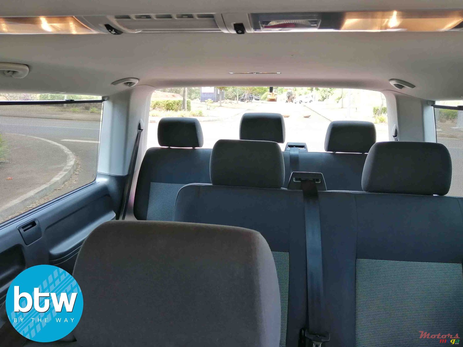 2015' Volkswagen Caravelle photo #5