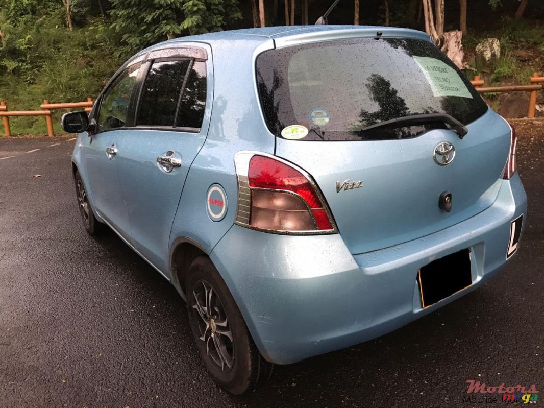 2007' Toyota Vitz photo #2