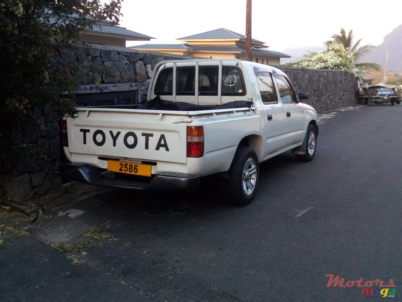 2003' Toyota Hilux photo #2