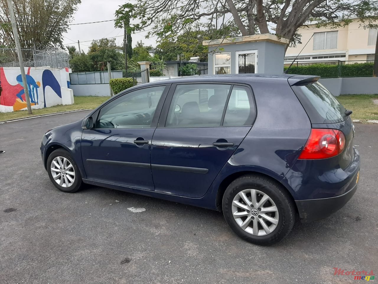 2009' Volkswagen Golf photo #2