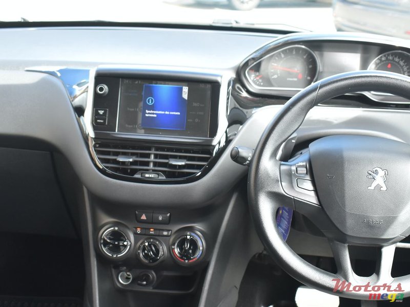 2014' Peugeot 208 HDI 1.4 automatique photo #5
