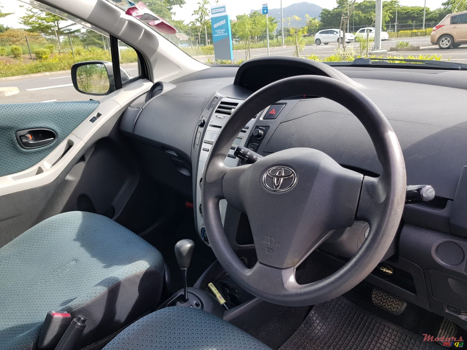 2006' Toyota Vitz photo #3