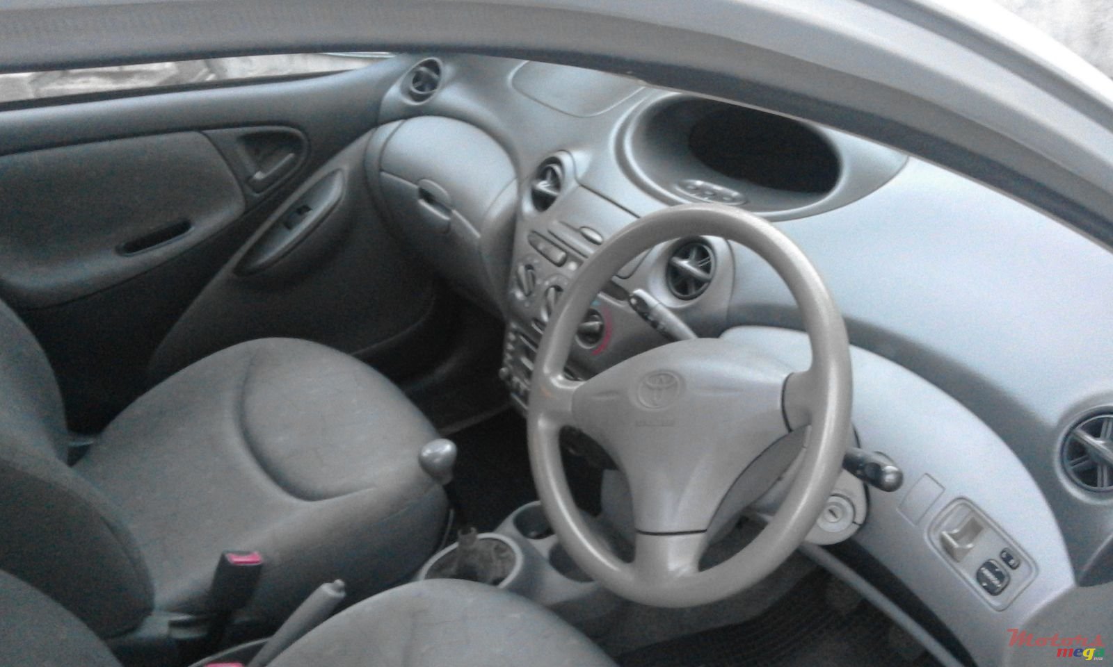1999' Toyota Vitz photo #1