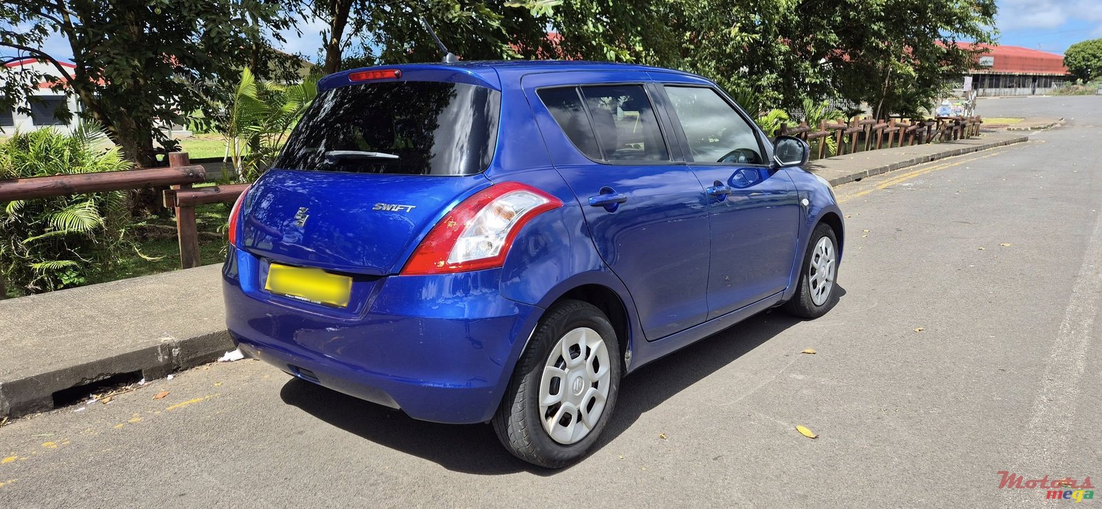 2013' Suzuki Swift photo #2