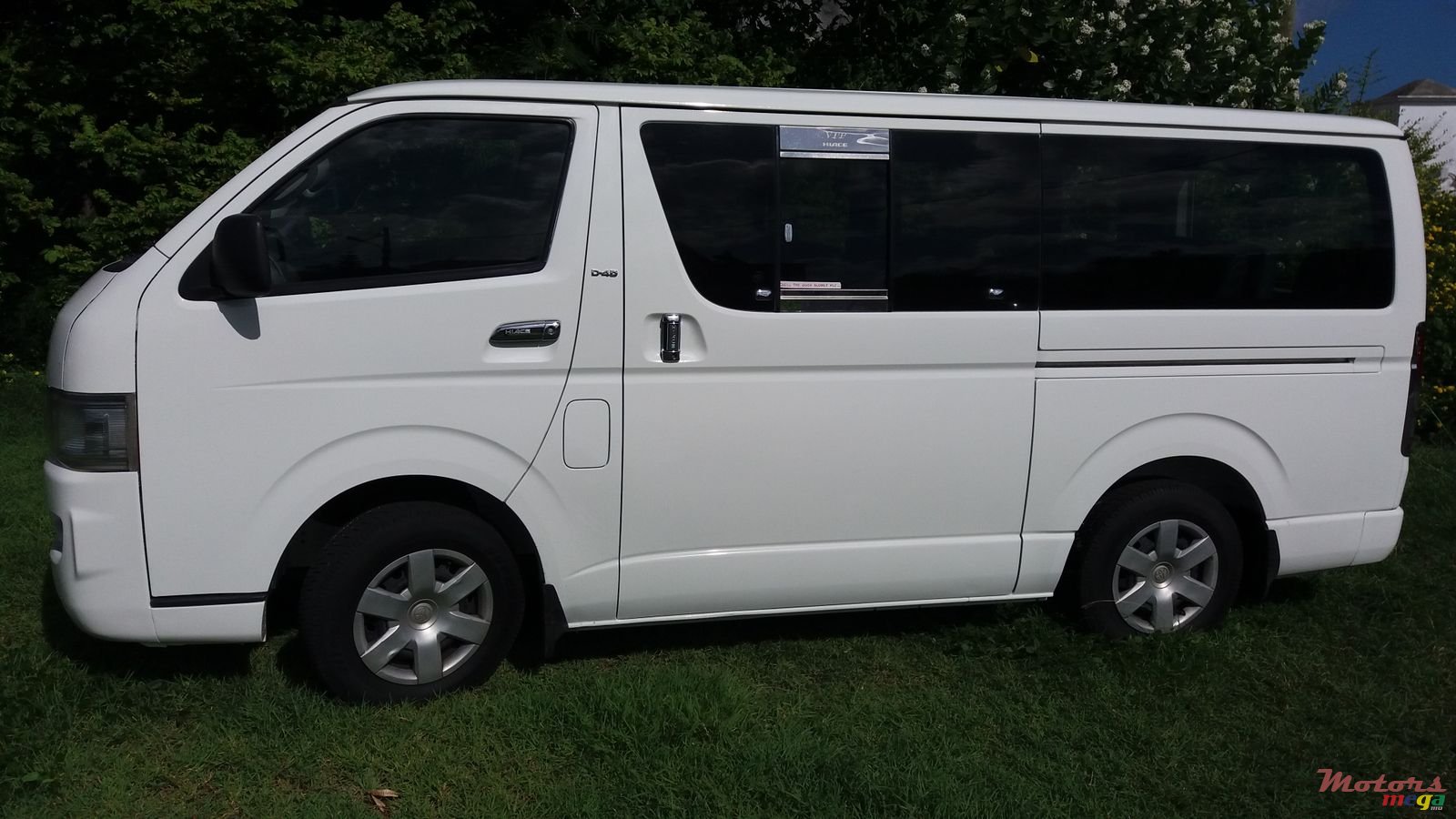 2009' Toyota HiAce photo #2