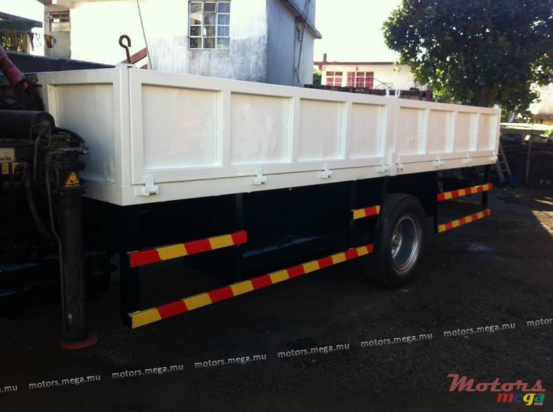 2005' Mitsubishi Lancer crane et caiss 20 pied photo #3