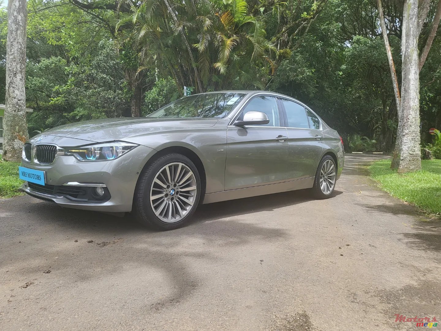 2016' BMW 3 Series Sedan photo #3