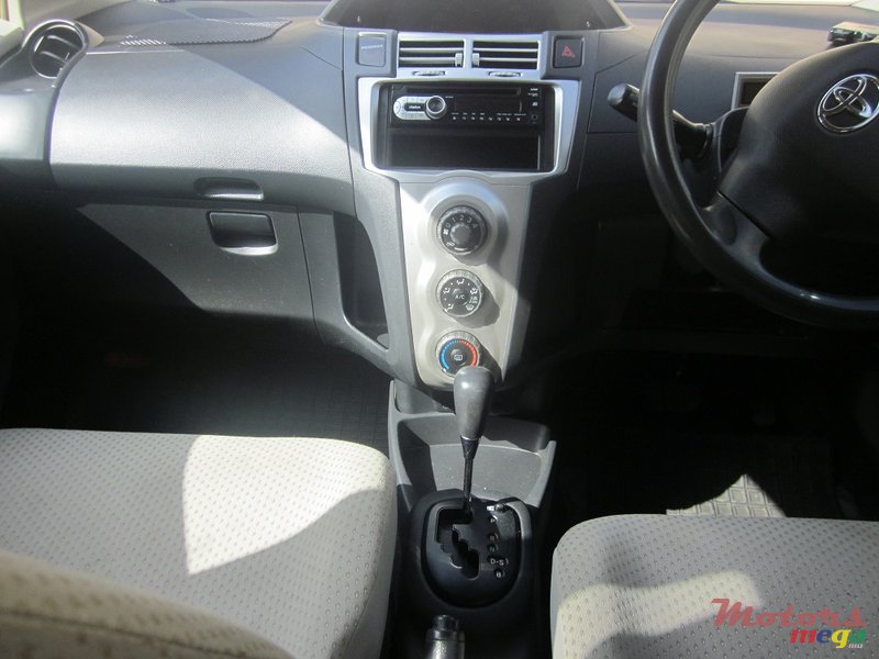 2006' Toyota Vitz photo #5