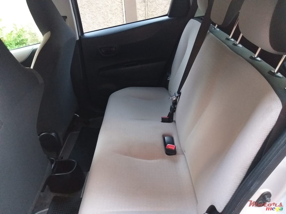 2012' Toyota Vitz photo #6