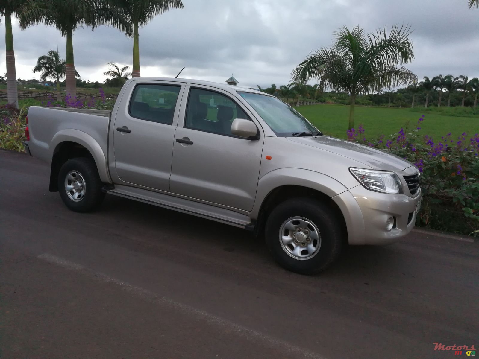 2011' Toyota Hilux photo #1