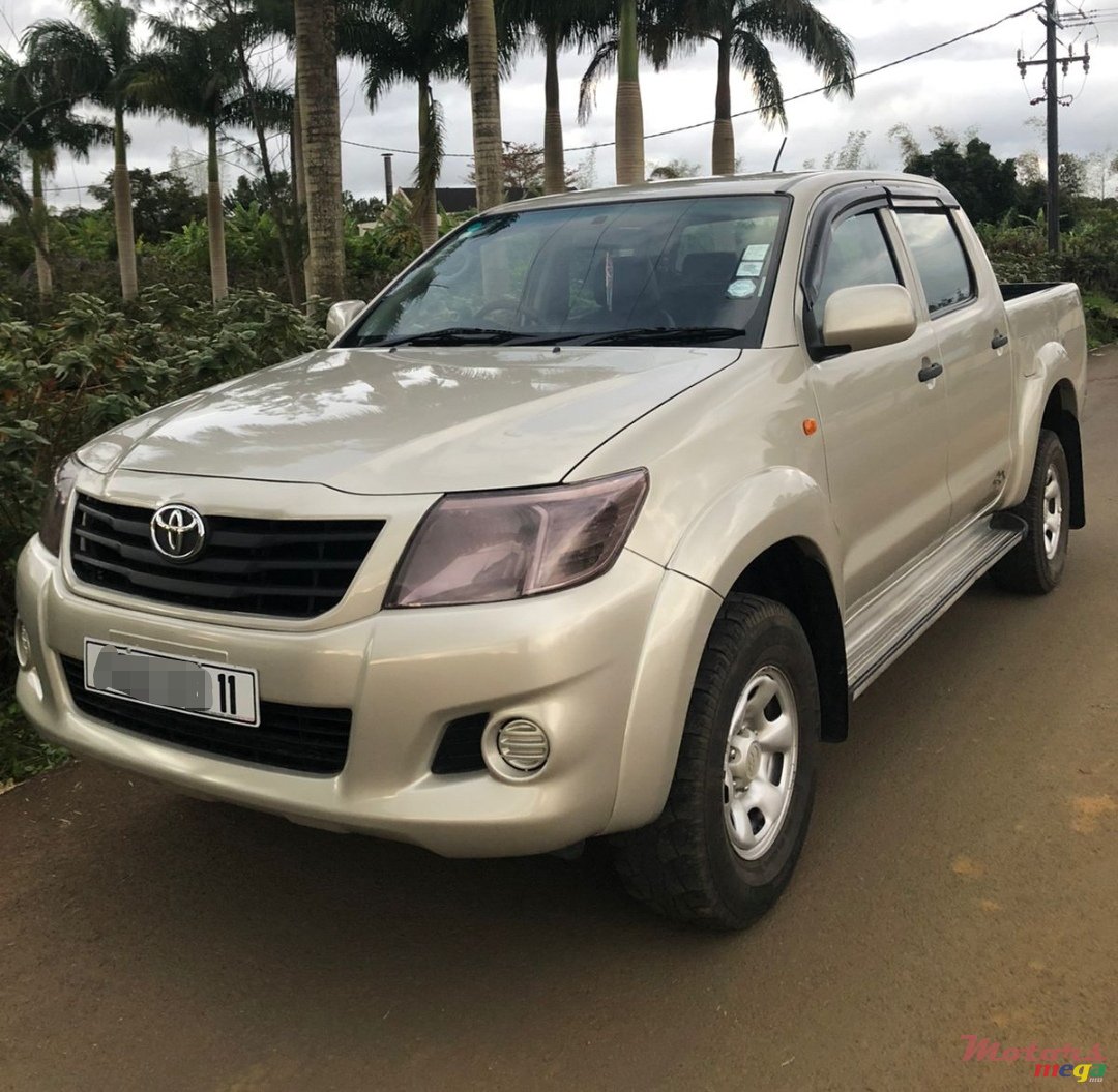 2011' Toyota Hilux 2.5 turbo photo #2