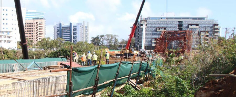 Extension du Metro vers Réduit : installation du pont ‘Warren Truss’ fabriqué en Inde