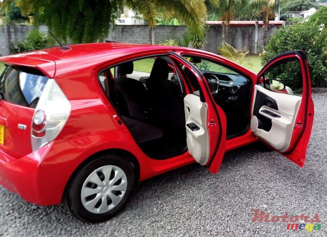 2013' Toyota Prius c photo #2