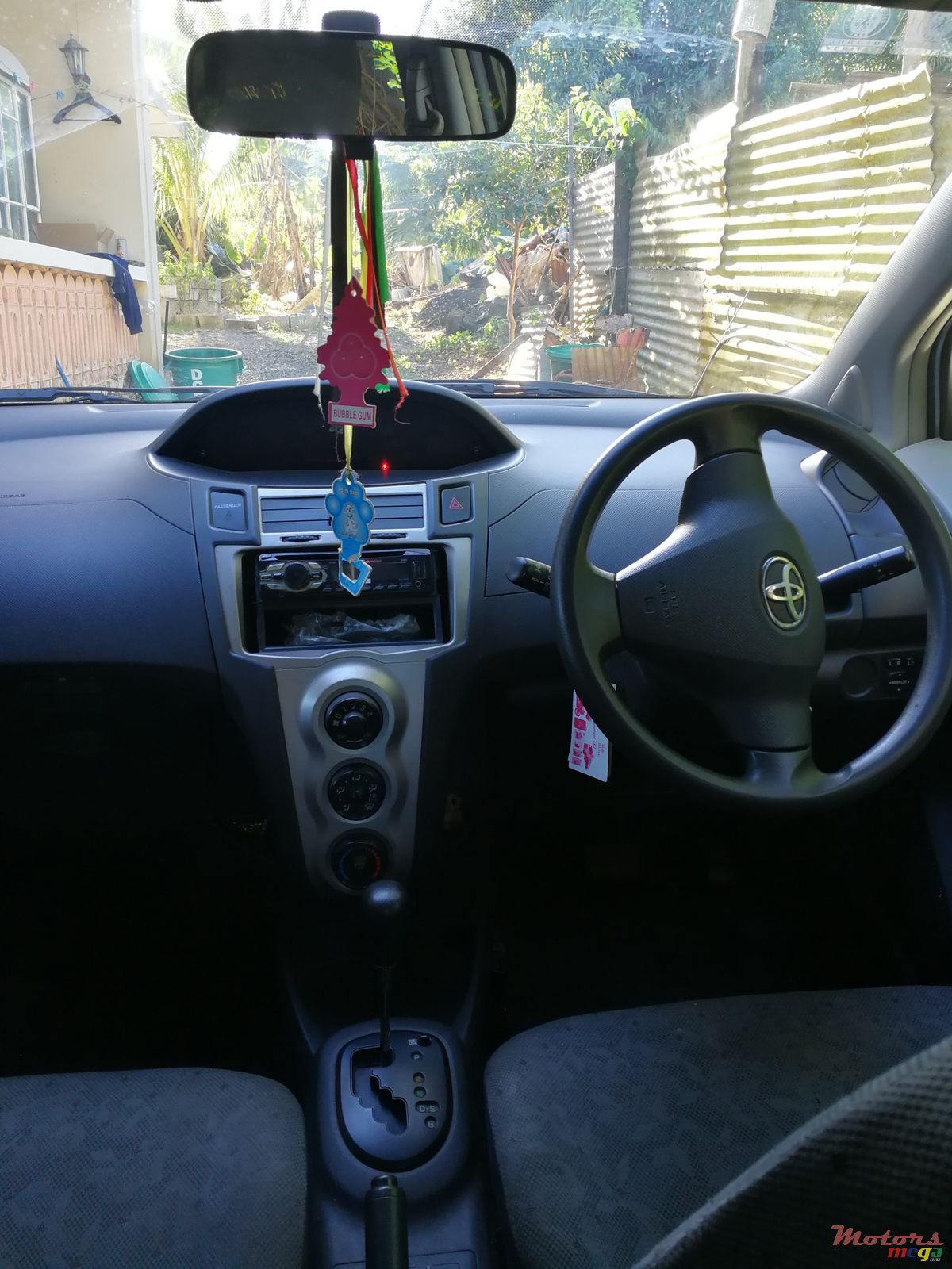 2009' Toyota Vitz photo #1