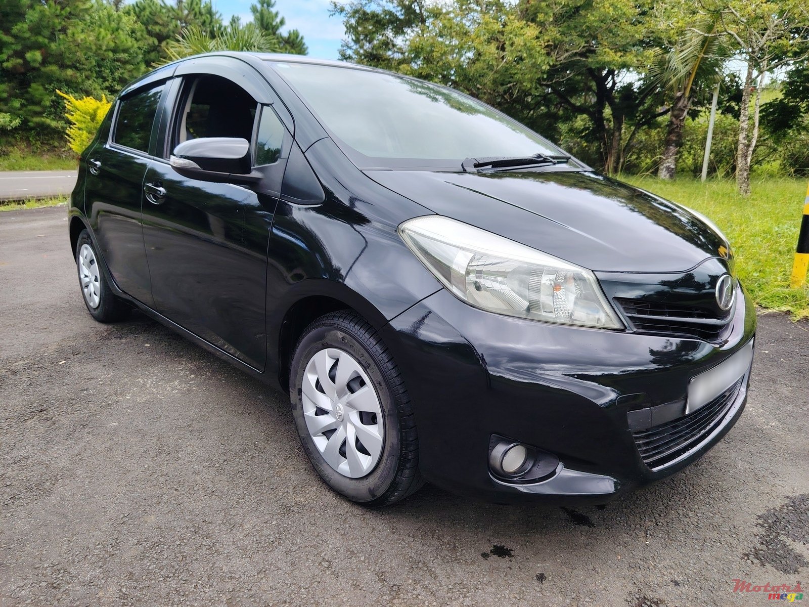 2014' Toyota Vitz 1320cc Automatic photo #2