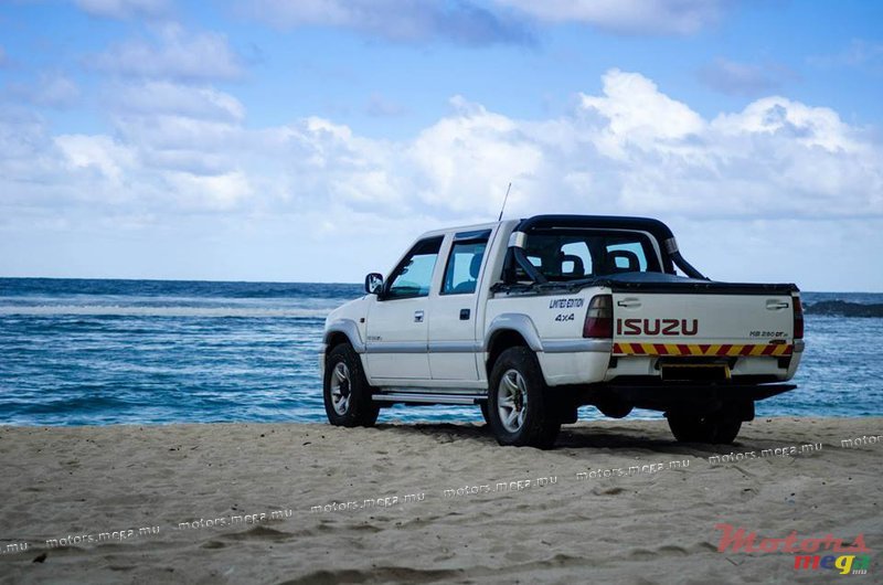 2001' Isuzu photo #3