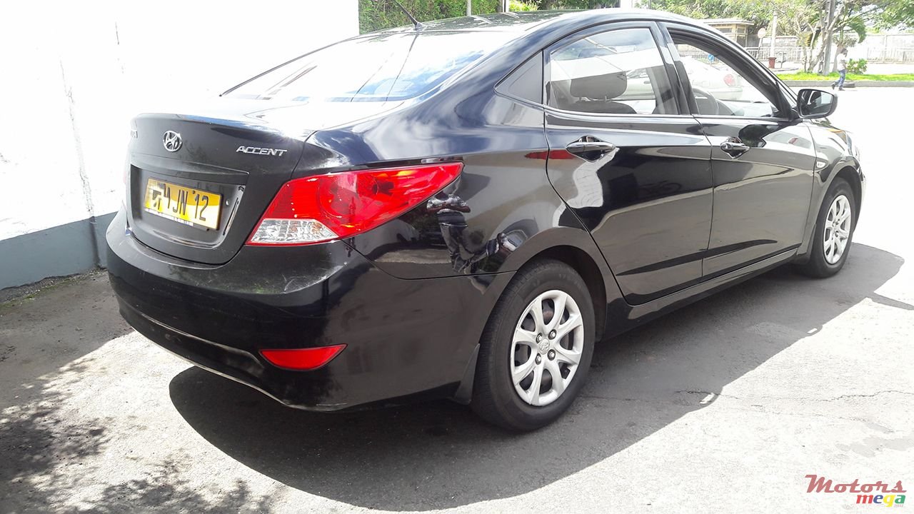 2012' Hyundai Accent photo #2