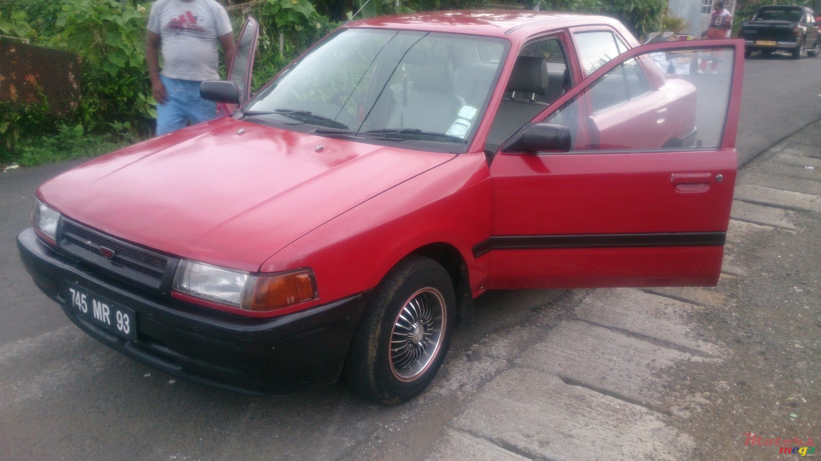 1993' Mazda 323 photo #1