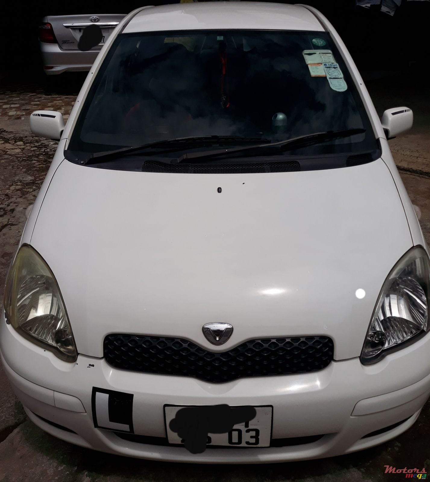 2003' Toyota Vitz photo #2