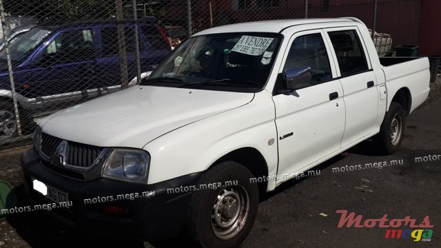 2007' Mitsubishi 2x4 photo #1