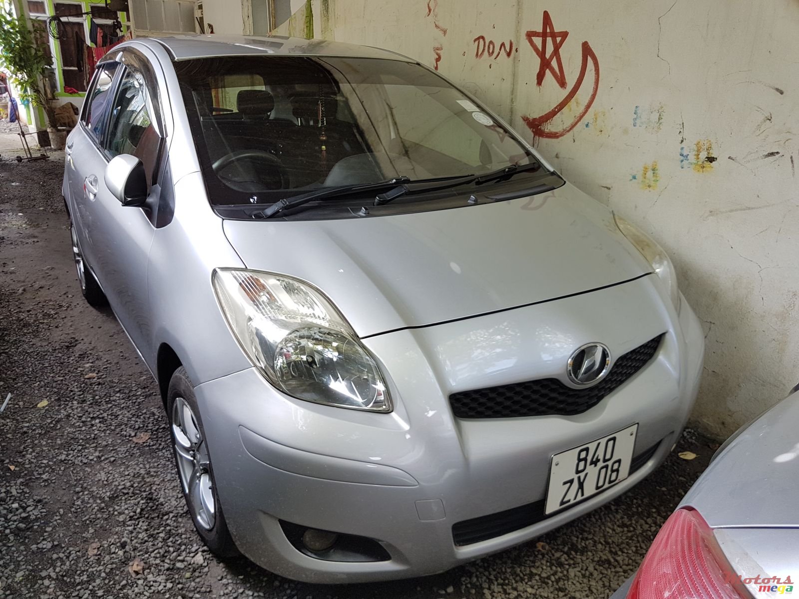 2008' Toyota Vitz photo #1