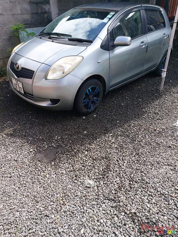 2007' Toyota Vitz photo #2