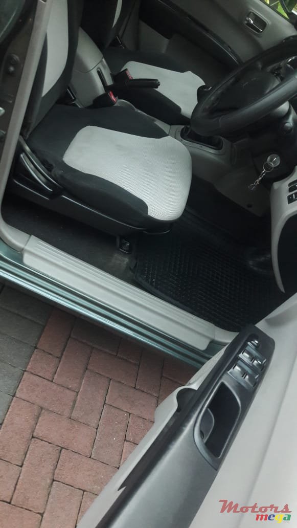 2010' Mitsubishi L 200 original photo #4