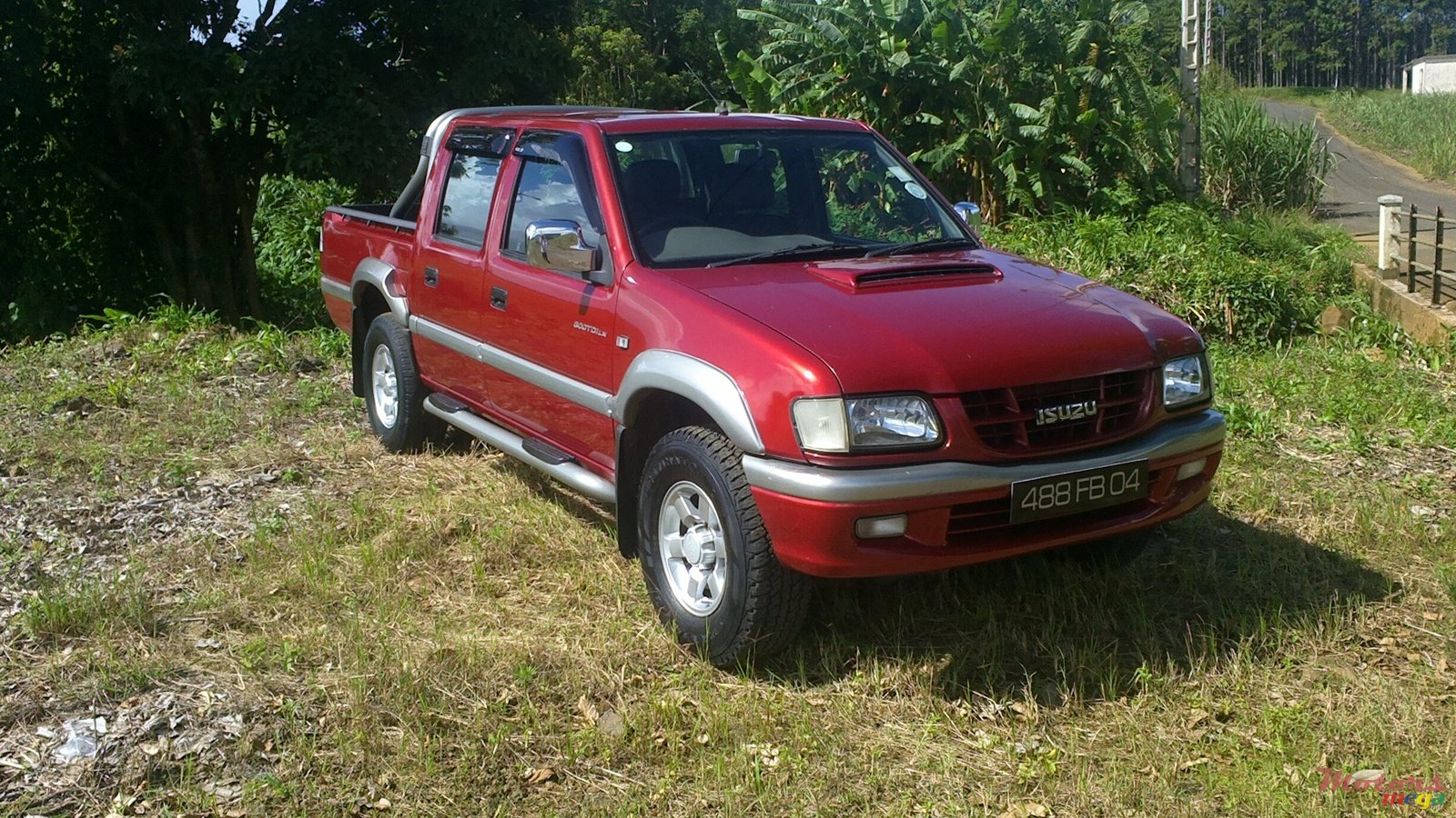 2004' Isuzu 300 TDI LX photo #1