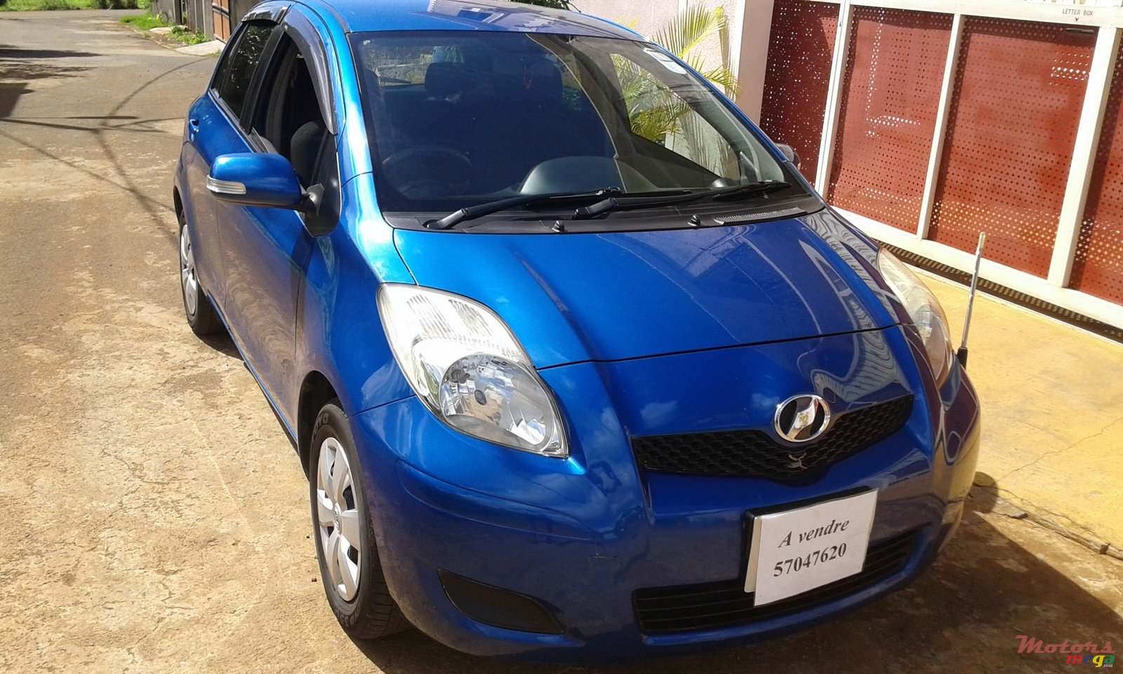 2009' Toyota Vitz photo #1