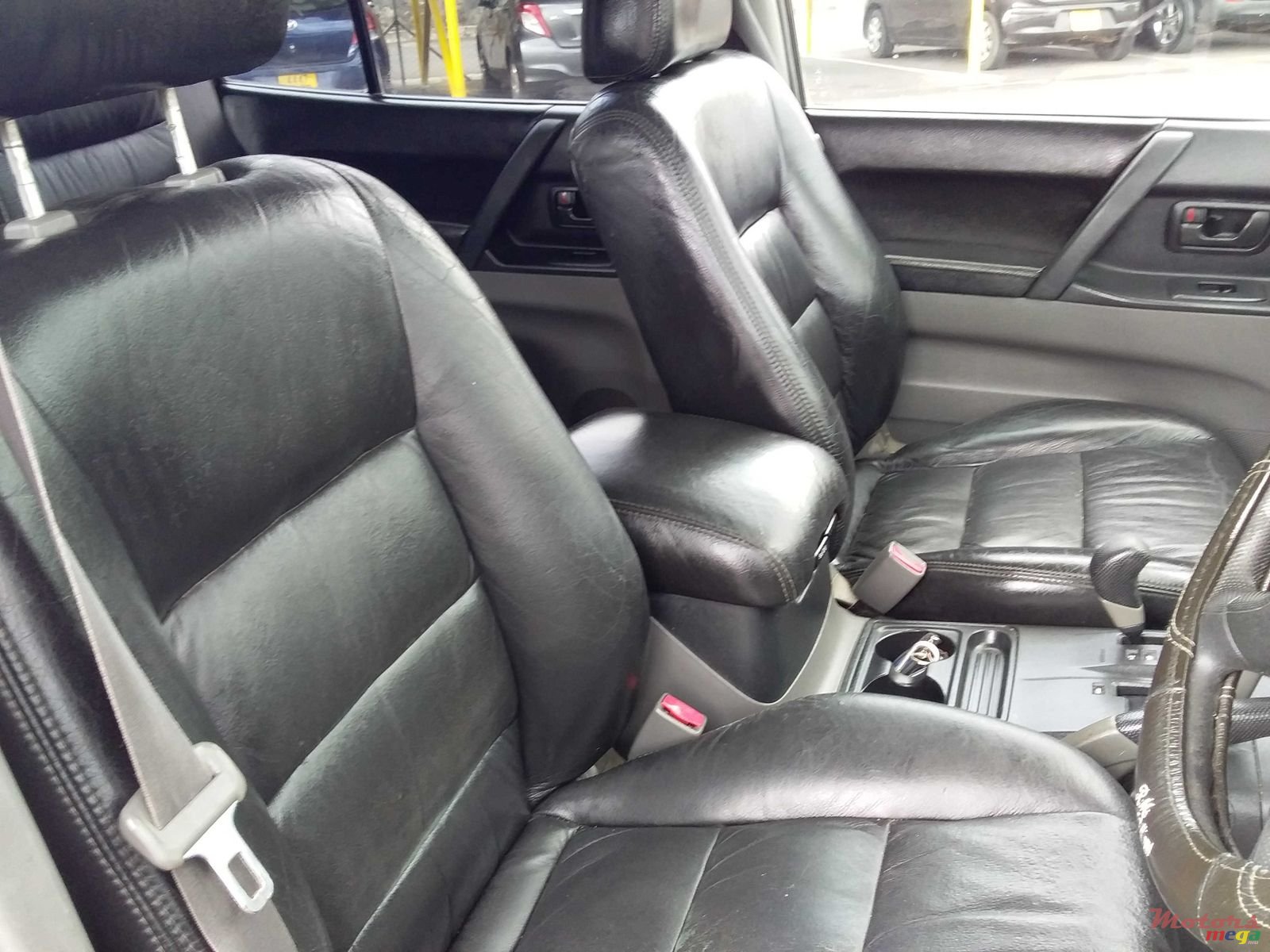 2001' Mitsubishi Pajero photo #5