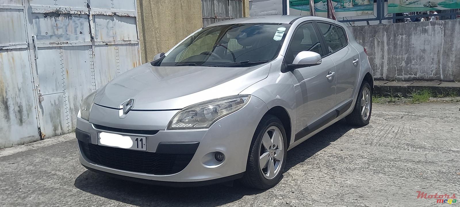 2011' Renault Megane photo #2