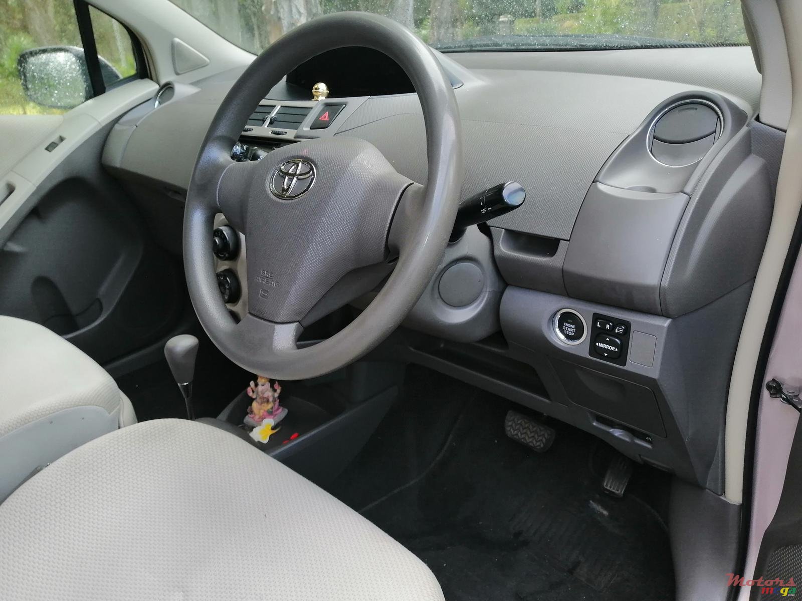 2009' Toyota Vitz photo #3