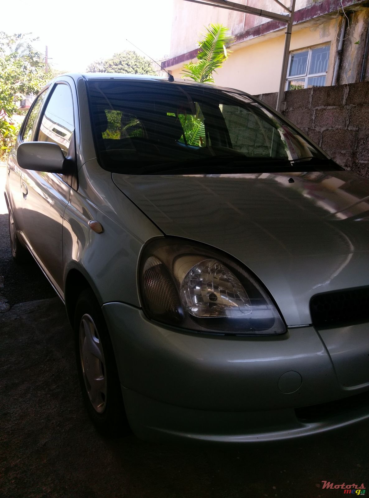 2001' Toyota Vitz photo #1