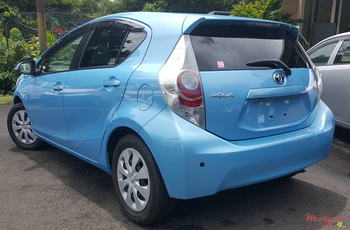 2013' Toyota Prius c photo #2